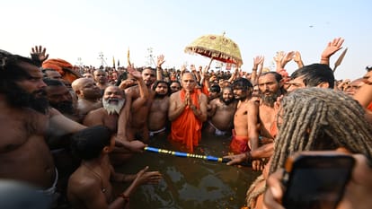 Mahakumbh: Akharas took a holy dip in the Sangam with simplicity, Ishtadev and Dharmadhwaja were bathed.