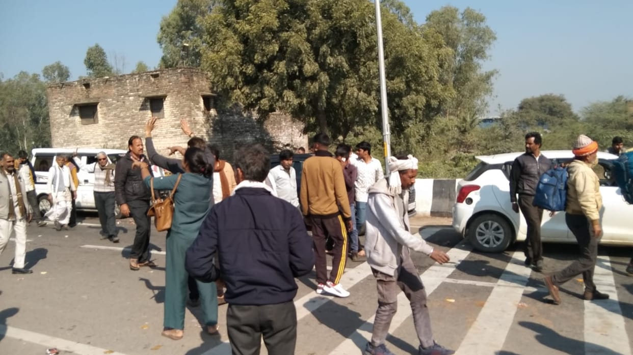Vehicles stopped after stampede in Maha Kumbh police is sending devotees back after convincing them
