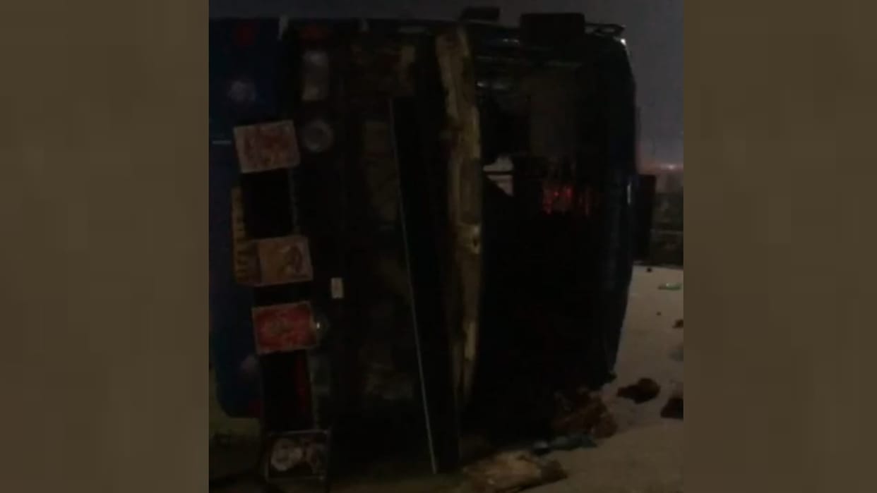 In Lucknow, the bus carrying devotees going for Kumbh Snan overturned at IIM Tiraha.
