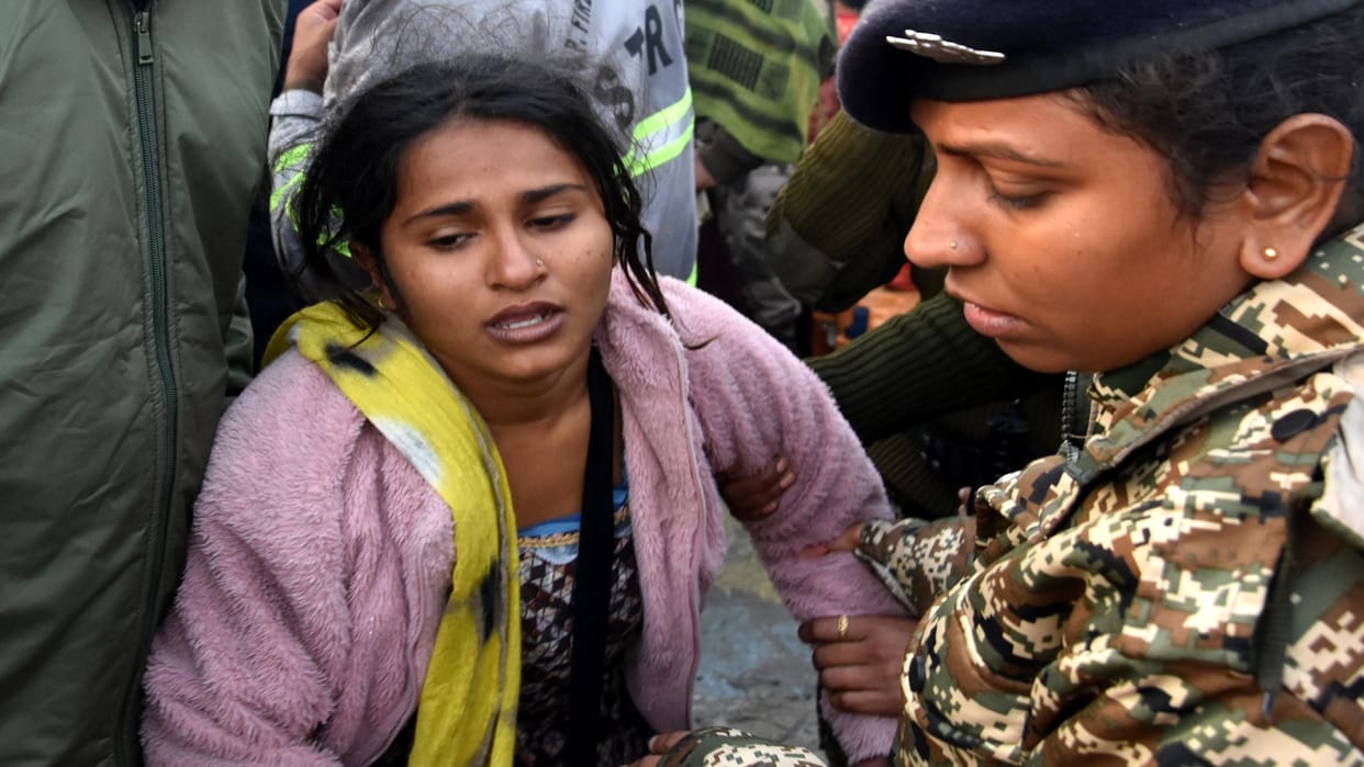 Mahakumbh Stampede: Tears flowing from eyes, distraught family members... searching for loved ones
