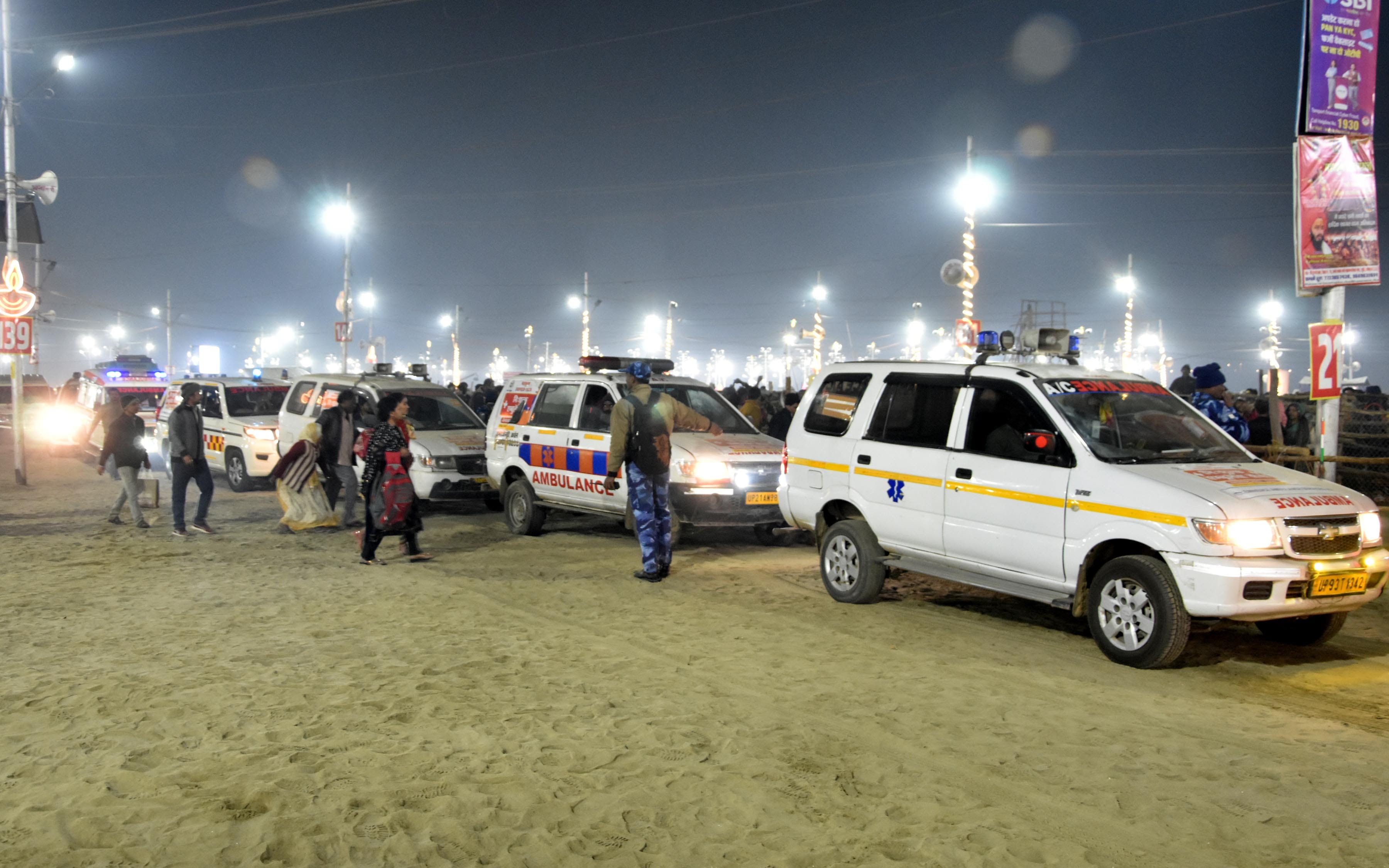 Mahakumbh Stampede: Tears flowing from eyes, distraught family members... searching for loved ones