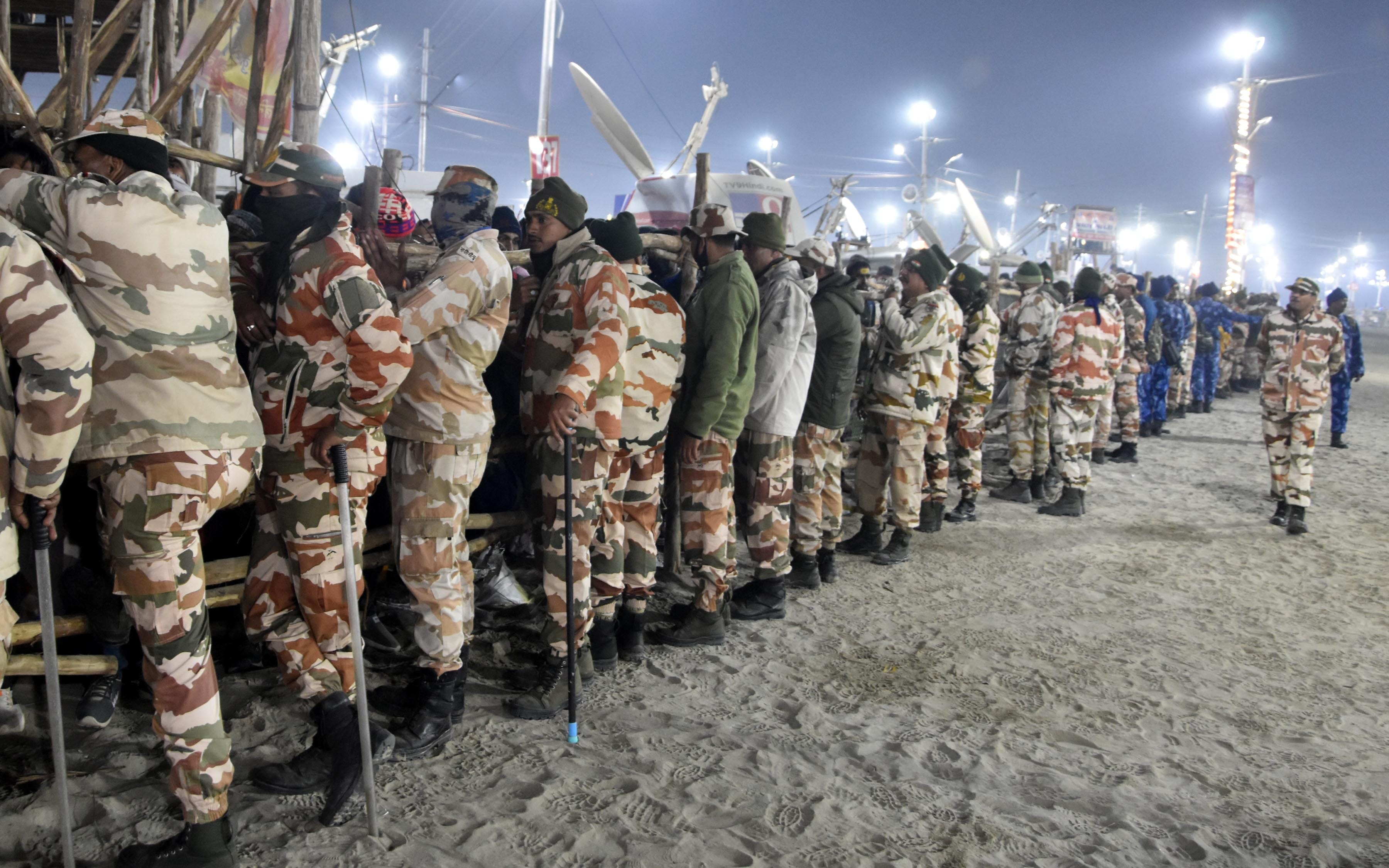 Mahakumbh Stampede: Tears flowing from eyes, distraught family members... searching for loved ones