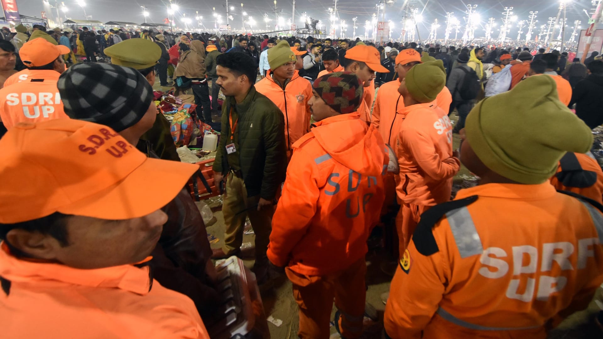 Mahakumbh Stampede: Tears flowing from eyes, distraught family members... searching for loved ones