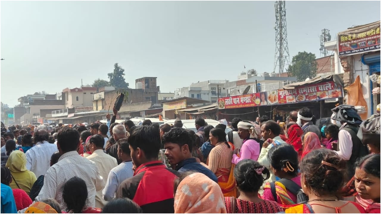 Mahakumbh Stampede news jostling in the crowd women and children falling down witnessed by devotee