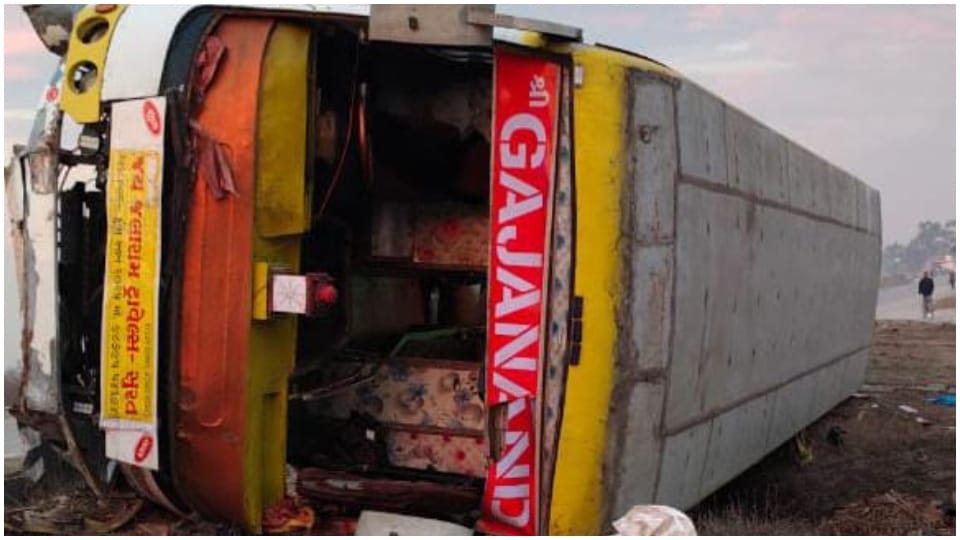 Maihar News: A bus full of devotees going to Prayagraj Maha Kumbh overturned in Maihar