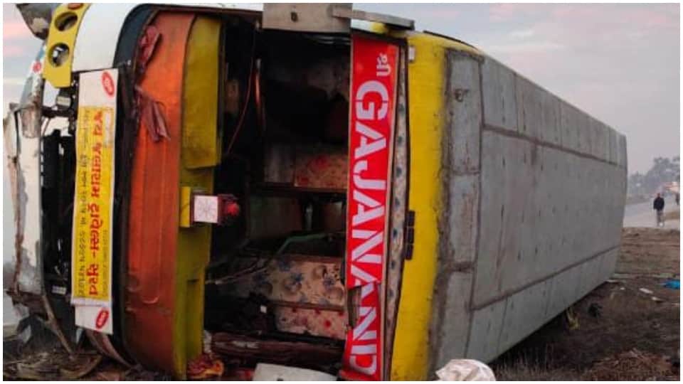 श्रद्धालुओं से भरी बस पलटी।