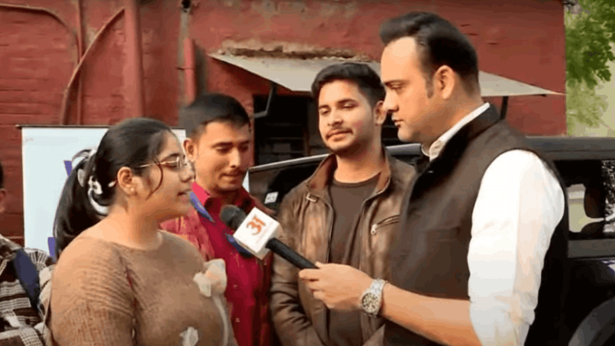 Satta Ka Sangram Delhi Assembly Election 2025 Day 7 Live Chunav Coverage Images Video News in Hindi