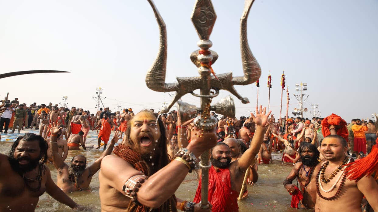 Mahakumbh: Akharas took a holy dip in the Sangam with simplicity, Ishtadev and Dharmadhwaja were bathed.