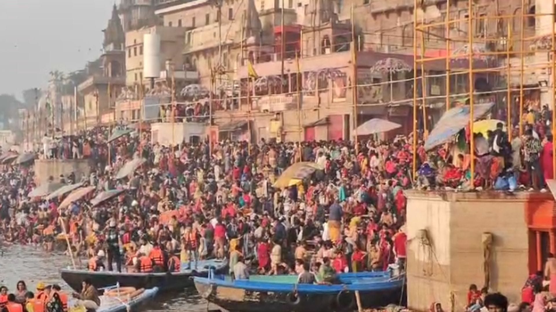 Mauni Amavasya 2025 many lakh devotees took dip at Ganga Ghat in Varanasi