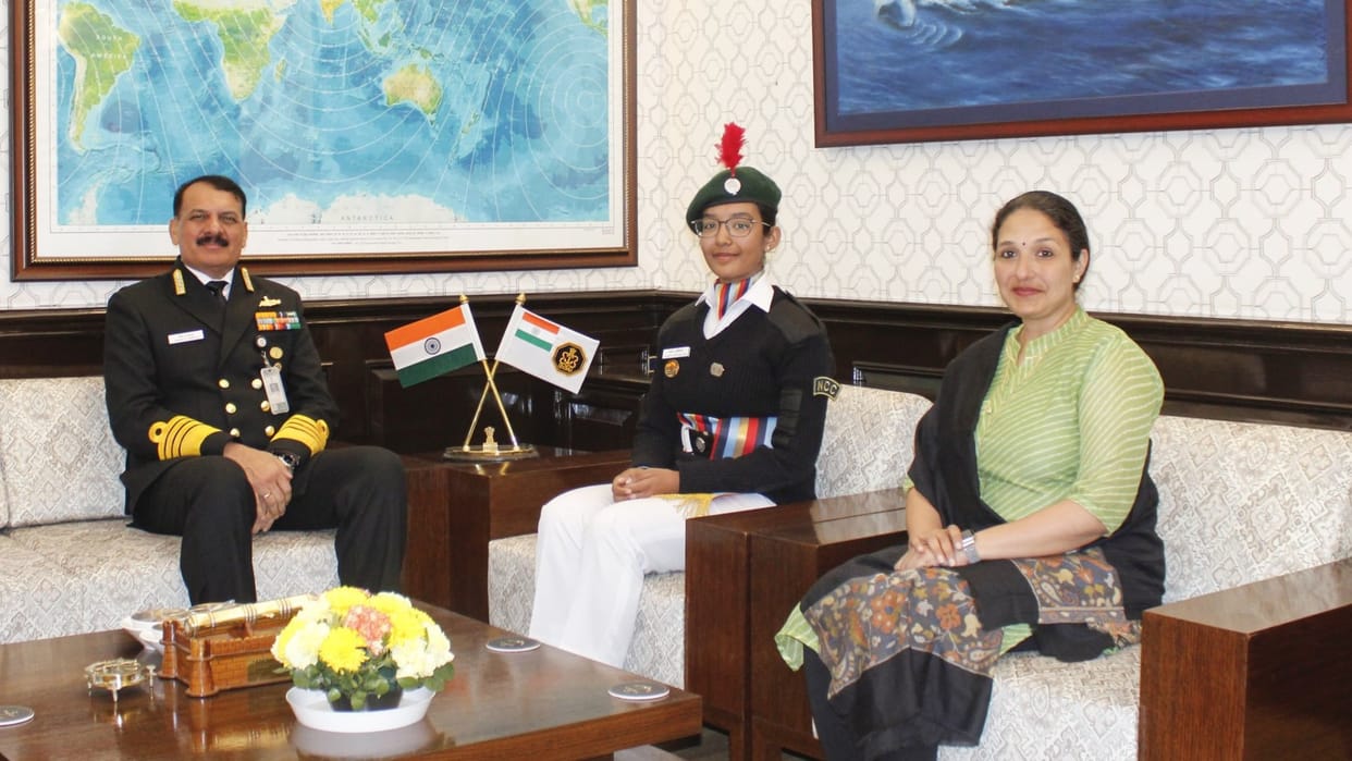 CNS felicitated young mountaineering prodigy Ms Kaamya Karthikeyan daughter of Cdr S Karthikeyan news in hindi