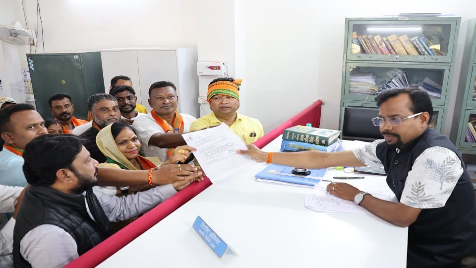 निकाय चुनाव के लिए नामांकन