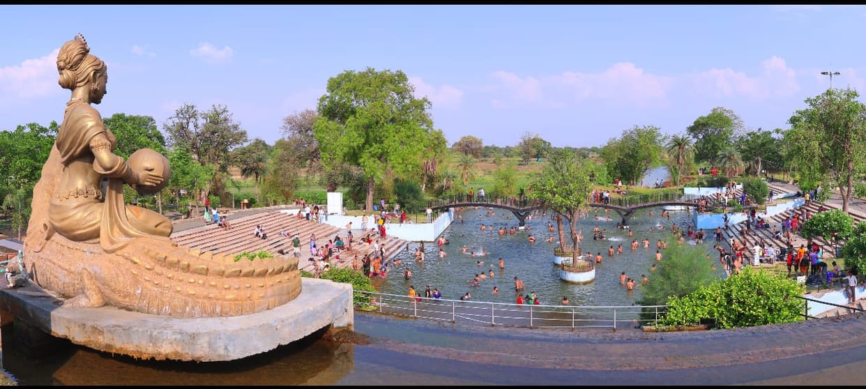 Indore: Devotees deprived of going to Prayagraj drowned in Narmada-Shipra river, crowd remained on the ghats.