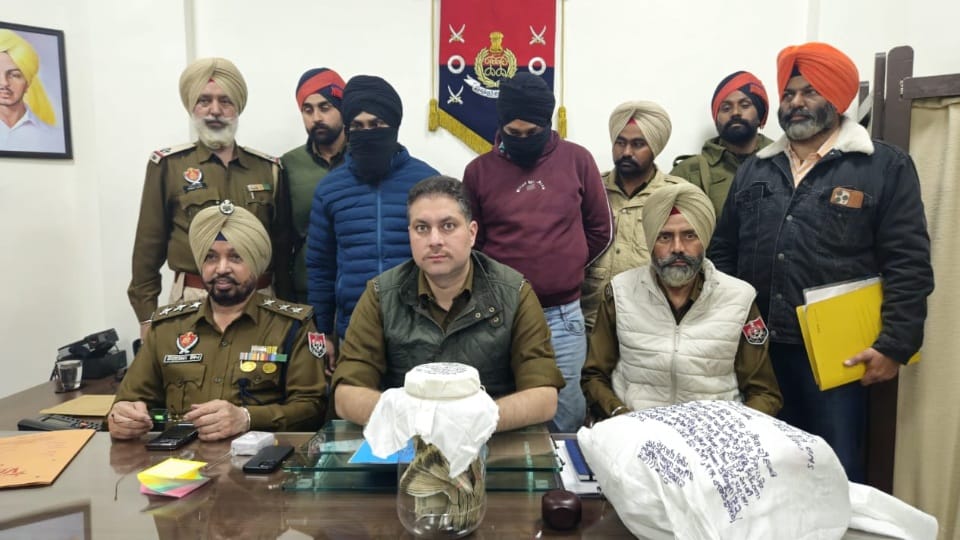 Two brother become fake cbi officer police arrested in Amritsar