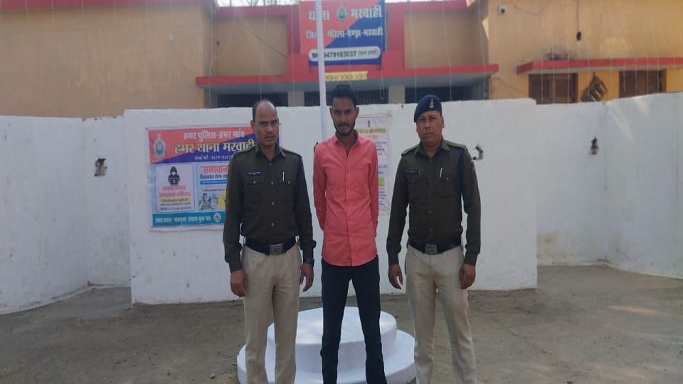 पुलिस की गिरफ्त में आरोपी