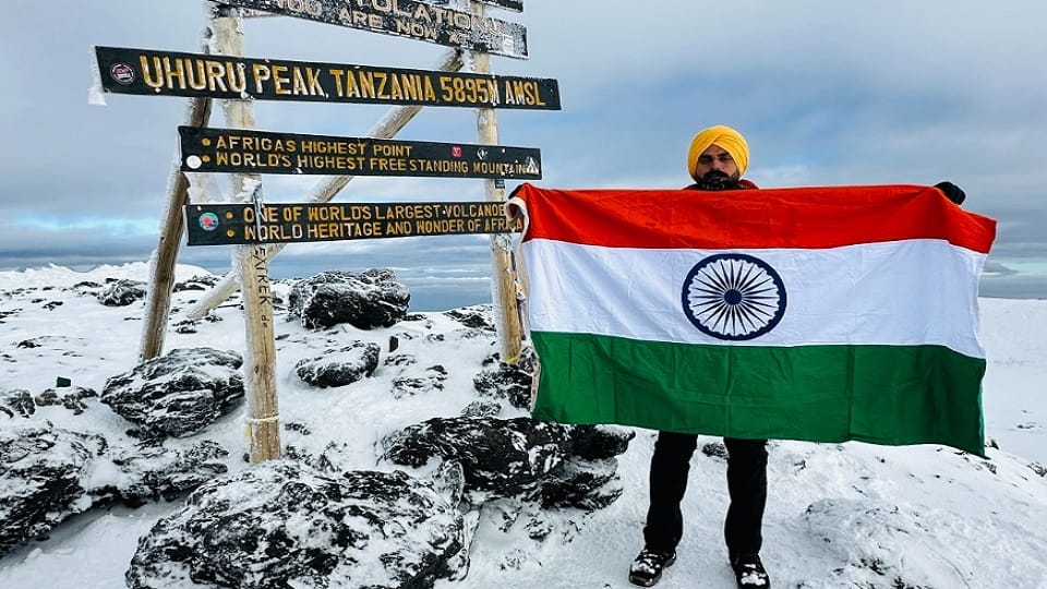 Uttarakhand: Parvindra hoisted the tricolor on the highest peak of Africa