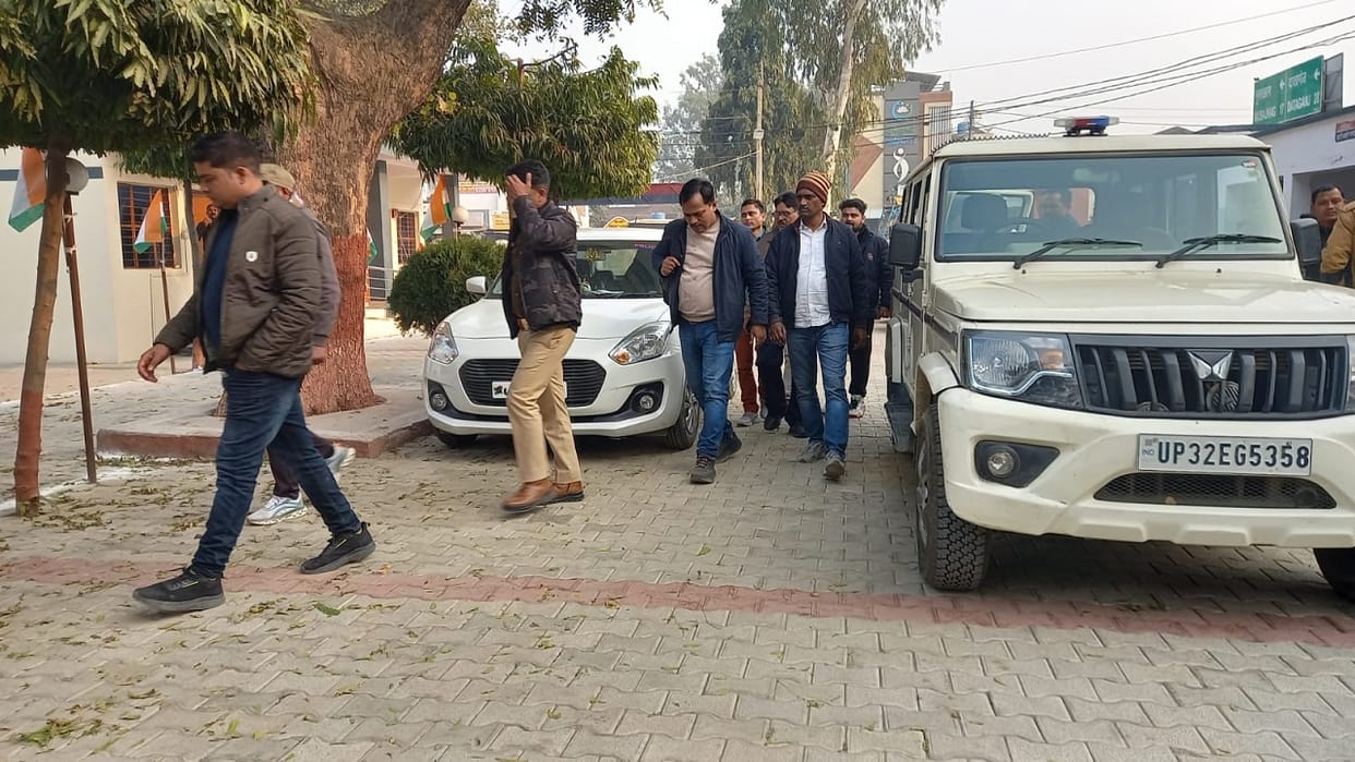 inspector and constable arrested while taking bribe in budaun