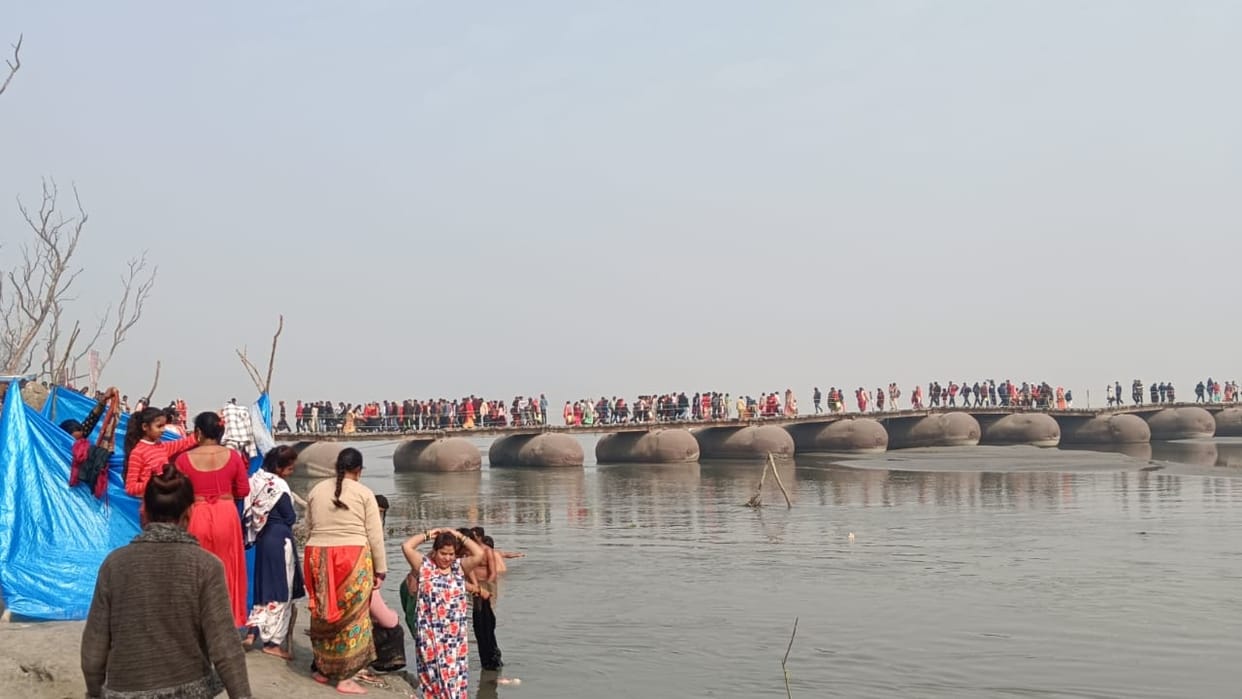 devotees took bath in holy rivers crowd gathered in gola gokaranath on Mauni Amavasya