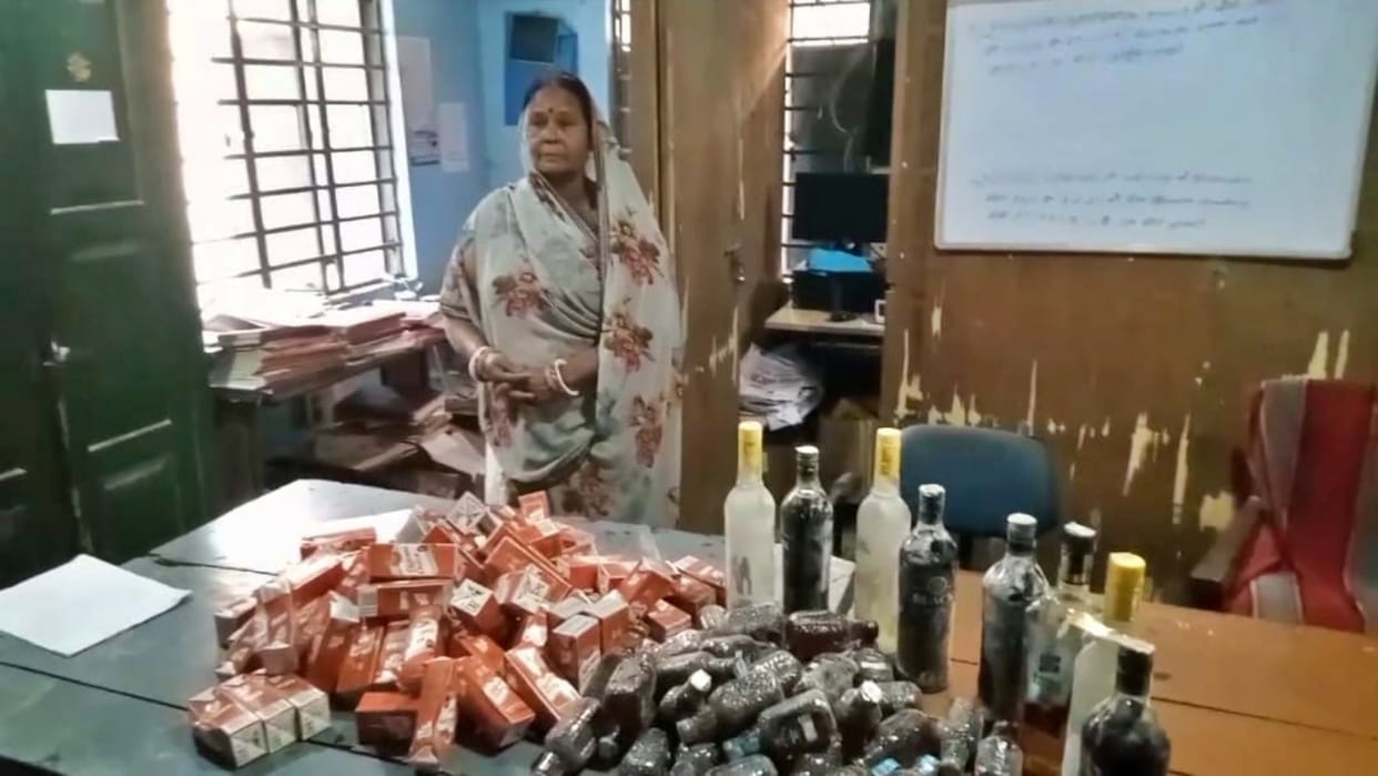 Vaishali News: Liquor traders attacked police team during raid, several policemen injured, woman arrested