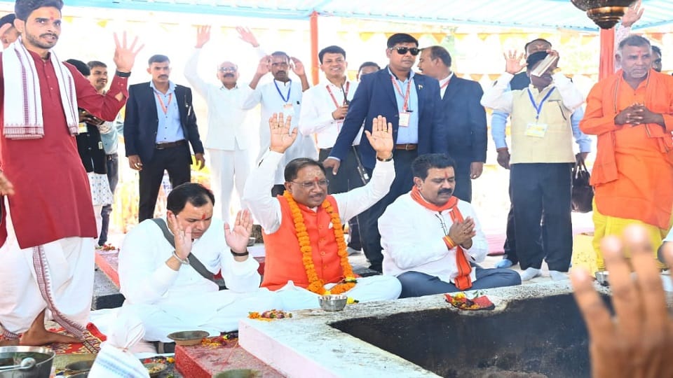 यज्ञ में शामिल हुए सीएम विष्णु देव