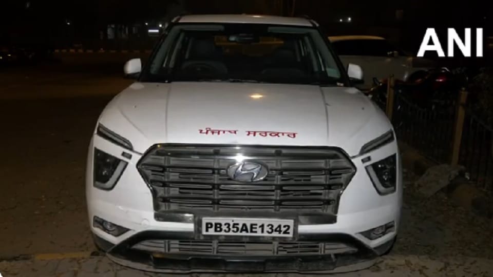 Delhi Elections: Apart from cash and liquor, pamphlets of a party recovered from Punjab number vehicle.