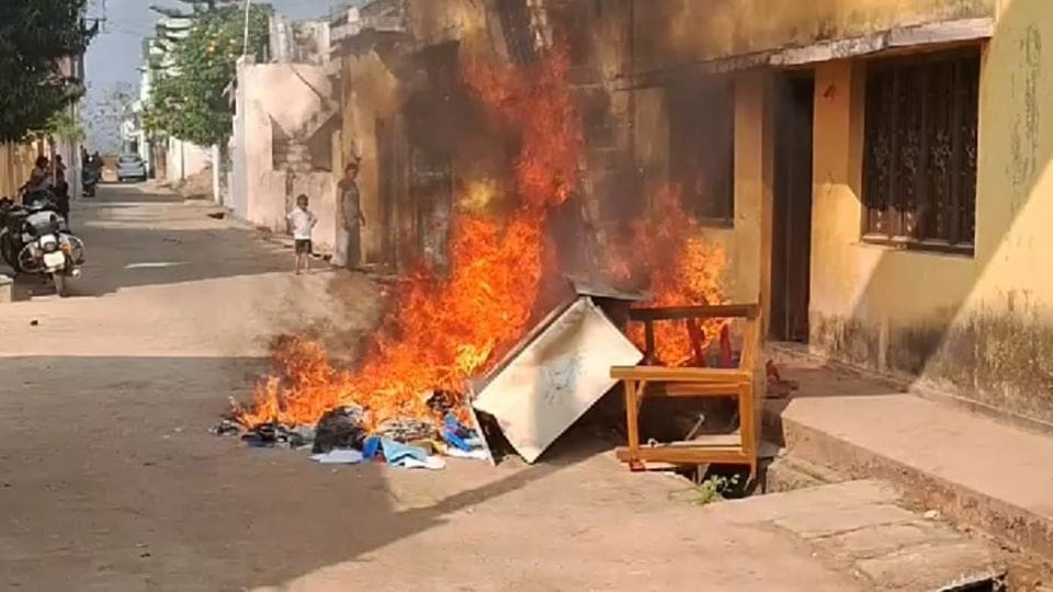भाजपा कार्यालय में तोड़फोड़ और आगजनी