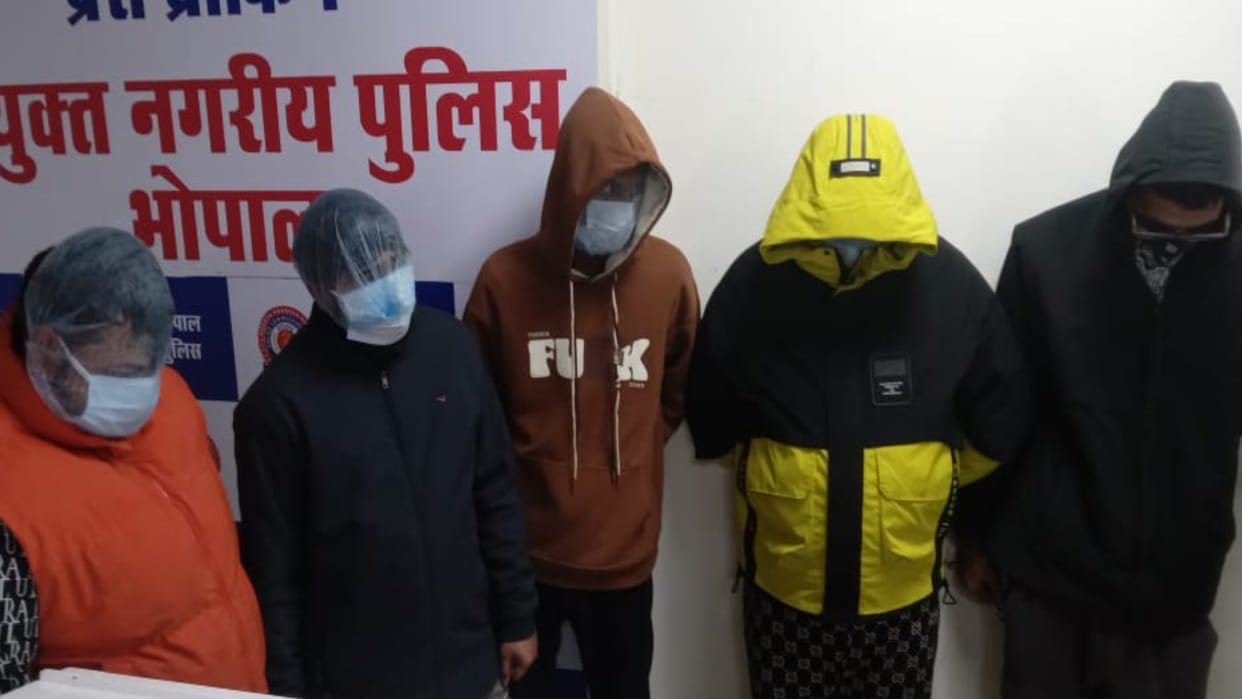 Bhopal Crime: Goods worth four crores recovered from cyber fraudsters, BMW and note counting machine found