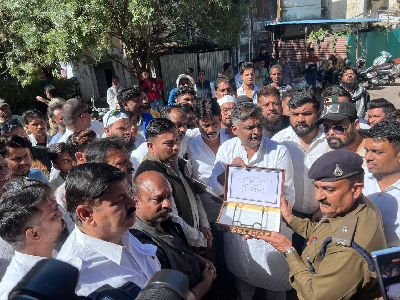 Bhopal: Congress leader gheraoed the traffic DCP office over unauthorized installation of hooter, crimes being