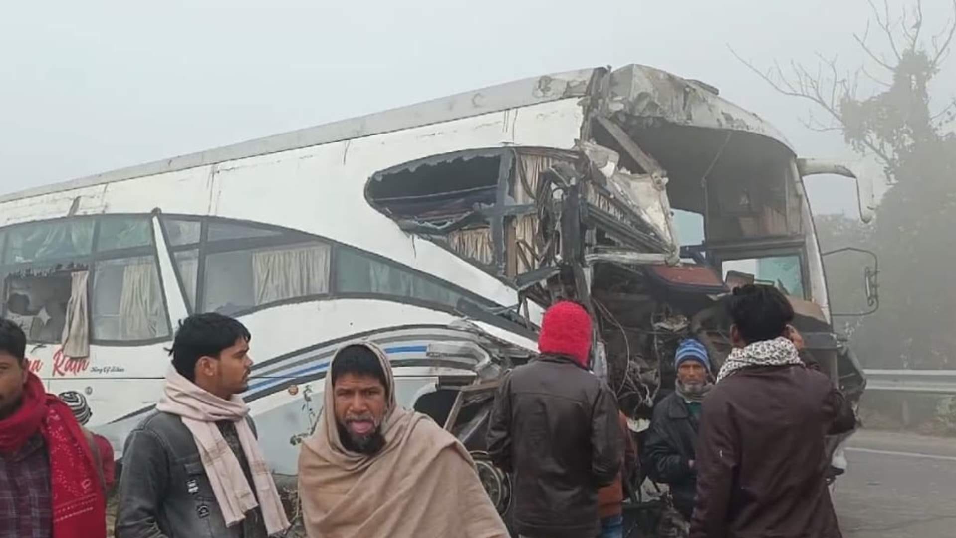 घटनास्थल पर जुटे लोग