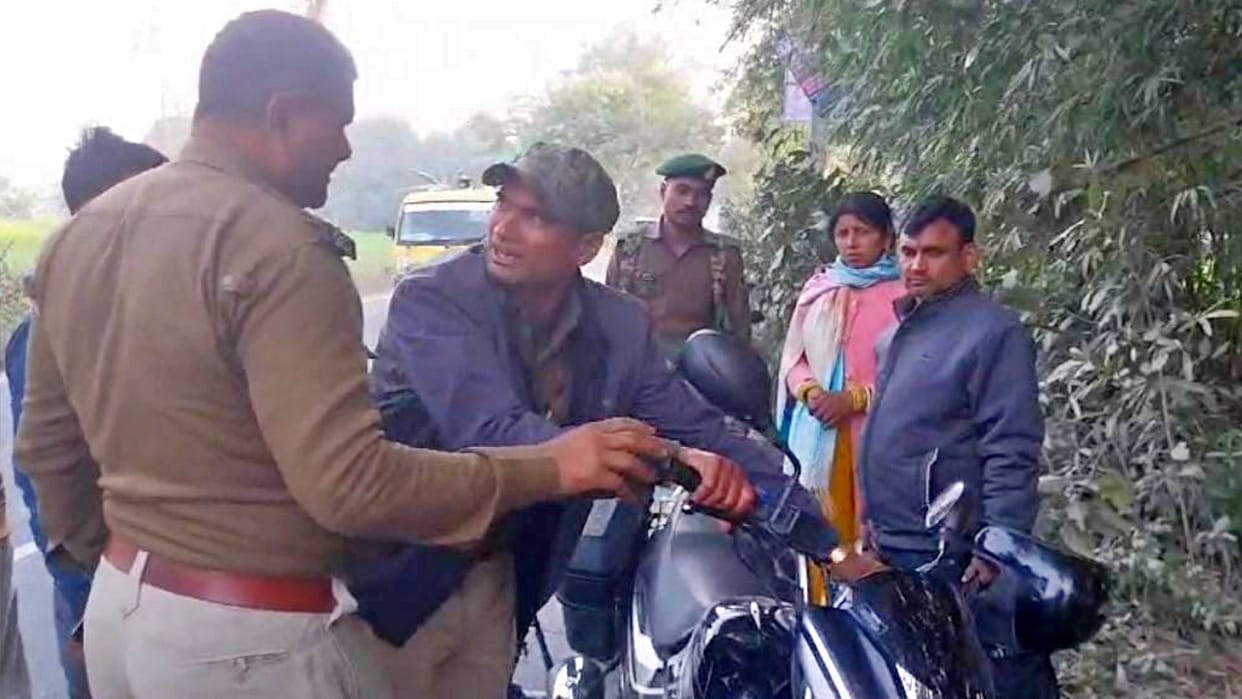 Bihar News couple was going from Patna to Muzaffarpur miscreants stopped them showed pistol and looted them