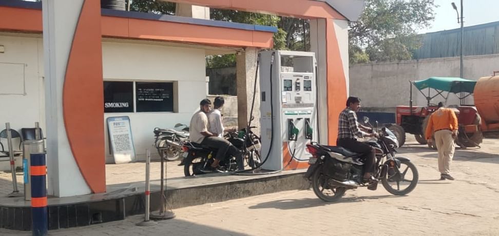 Order On 'hoarding Reality Is Something Else Petrol Being Sold Without  Helmet - Amar Ujala Hindi News Live - Up:'होर्डिंग' पर आदेश हकीकत कुछ और...बिना  हेलमेट बिक रहा पेट्रोल, ये है आगरा