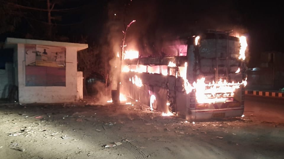 बस में लगी आग
