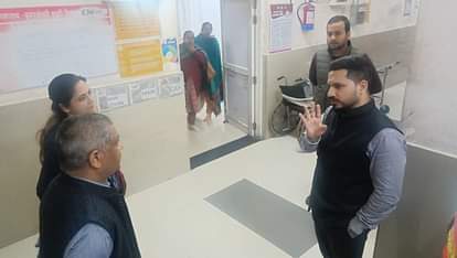 Barabanki: DM did surprise inspection of women's hospital, pregnant women were found in miserable condition du