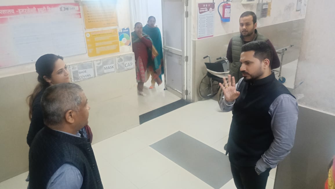 Barabanki: DM did surprise inspection of women's hospital, pregnant women were found in miserable condition du