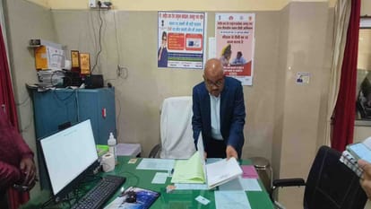 Kanpur: DM inspected TB hospital and district supply office, stopped salary of five absent employees