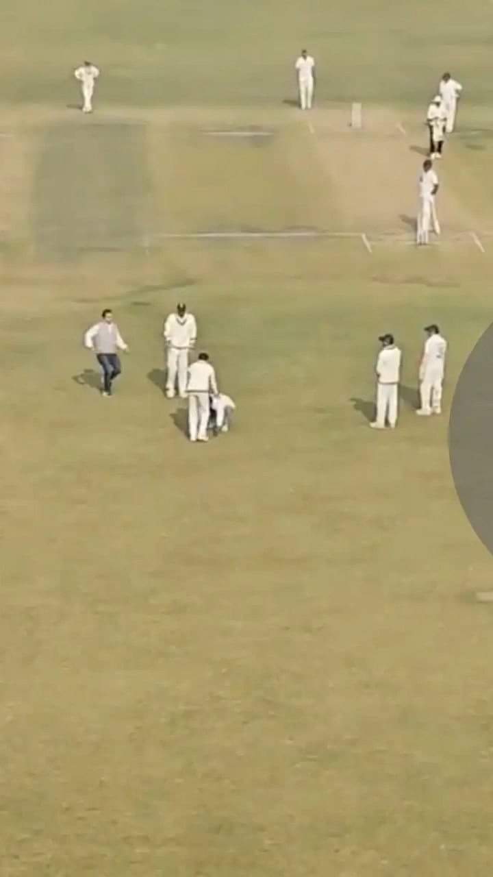 Ranji Trophy: Security lapse in Arun Jaitley Stadium, 3 fans broke barricades and reached field Virat Kohli