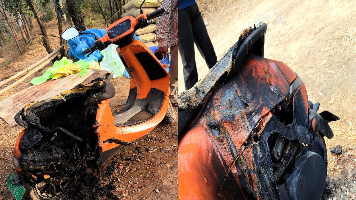 A scooter parked near Masiyana Ghat suddenly caught fire and was burnt to ashes