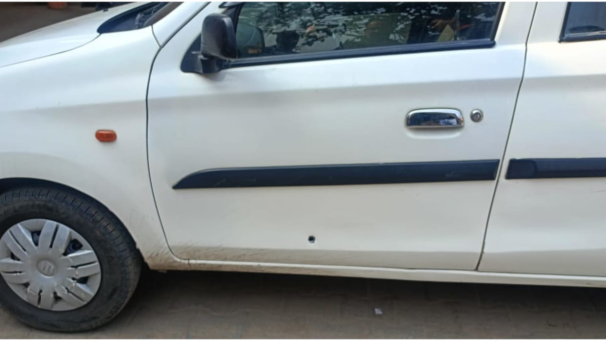 In Gorakhpur, Rapid firing on car on Link Expressway, youth shot in leg
