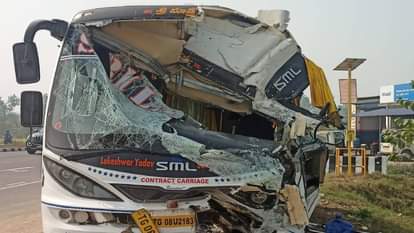Bus full of devotees collided with dumper in ayodhya one devote died and seven was serially invursed