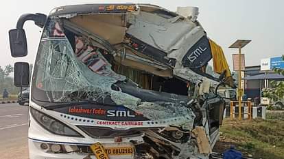 UP News: श्रद्धालुओं से भरी बस और डंपर में भीषण टक्कर, एक श्रद्धालु की मौत... सात गंभीर रूप से घायल bus full of devotees collided with dumper in Ayodhya one devotee died and seven were seriously injured