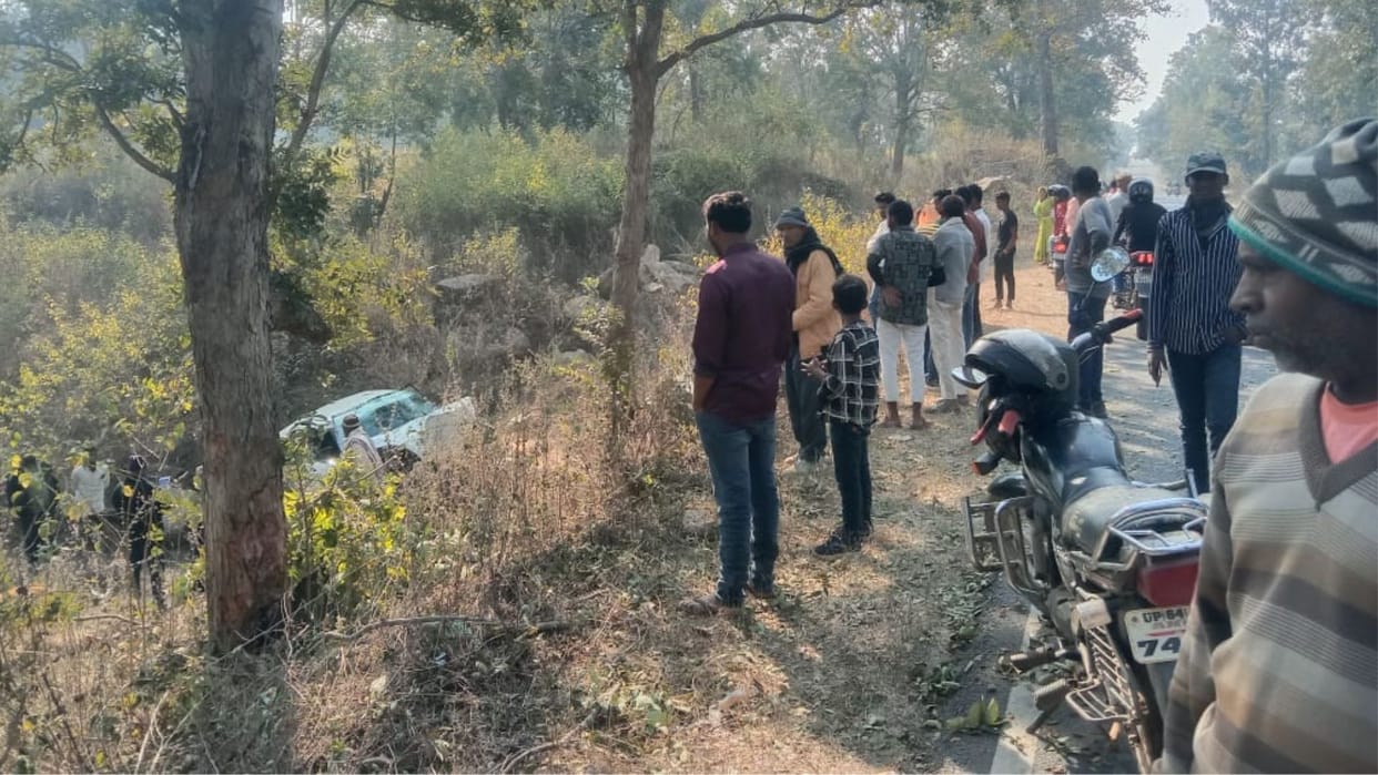 Six people injured when an uncontrolled car collided with tree while trying to save Nilgai