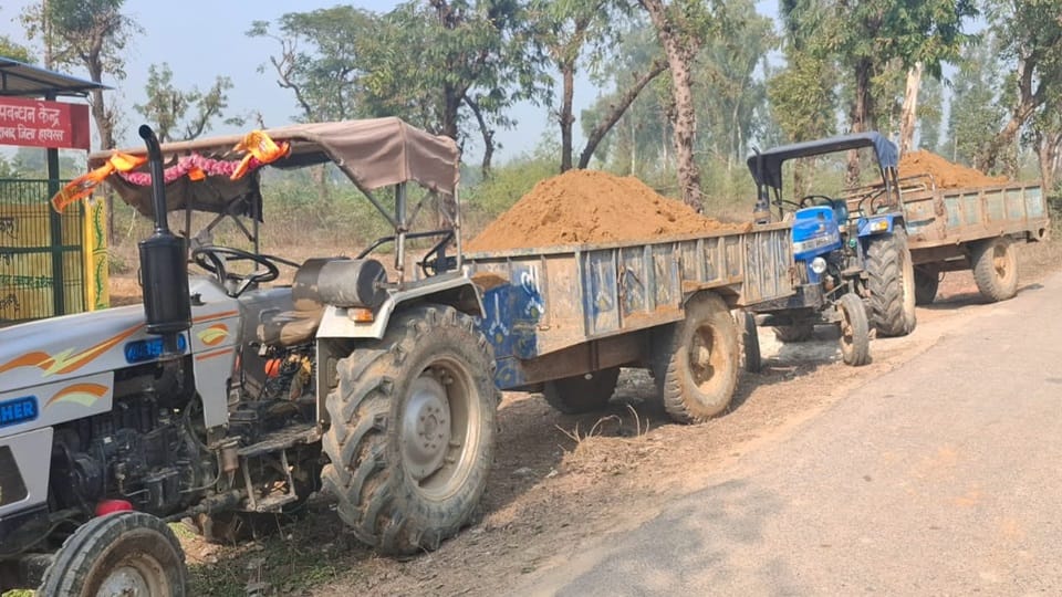 Tractor-trolley filled with soil from illegal mining caught