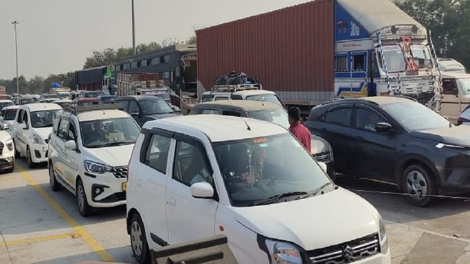 crowd for Mahakumbh Agra-Lucknow Expressway jammed queue of vehicles for 30 hours