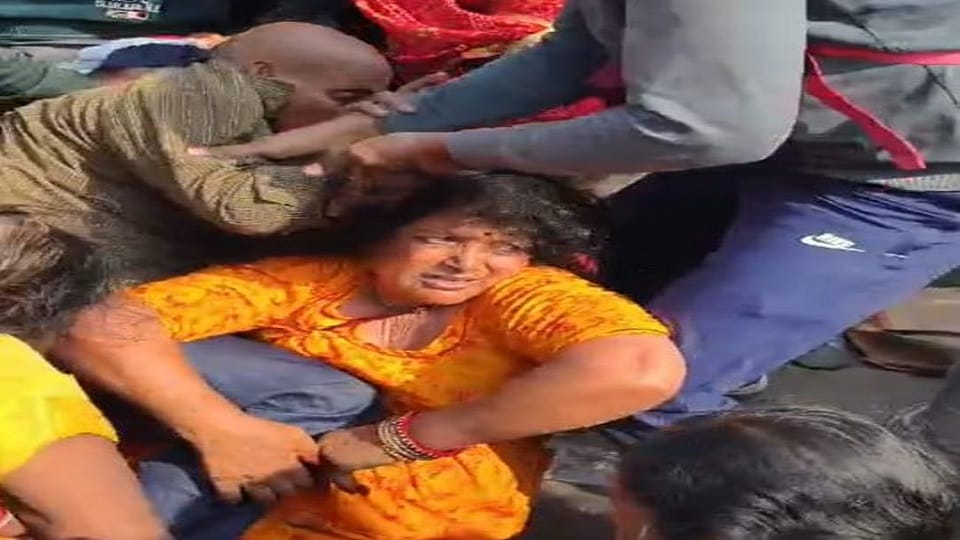 People fell due to the pressure of the crowd in mahakumb 2025