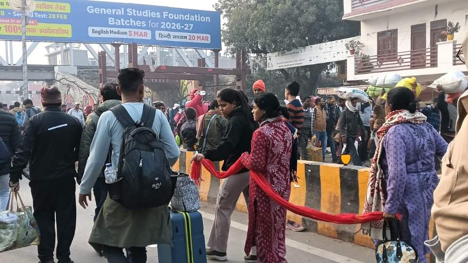Mahakumbh Stampede: 'गब्बर और महेंद्र... सुशीला बोल रही हूं', टावर के पास हूं, मुझे ले चलो; पांच हजार बिछड़े Mahakumbh Stampede Five thousand devotees got separated in fair most of them were reunited with their families