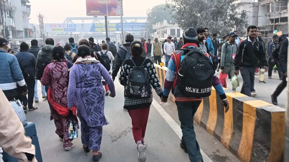 Mahakumbh Stampede: 'गब्बर और महेंद्र... सुशीला बोल रही हूं', टावर के पास हूं, मुझे ले चलो; पांच हजार बिछड़े Mahakumbh Stampede Five thousand devotees got separated in fair most of them were reunited with their families