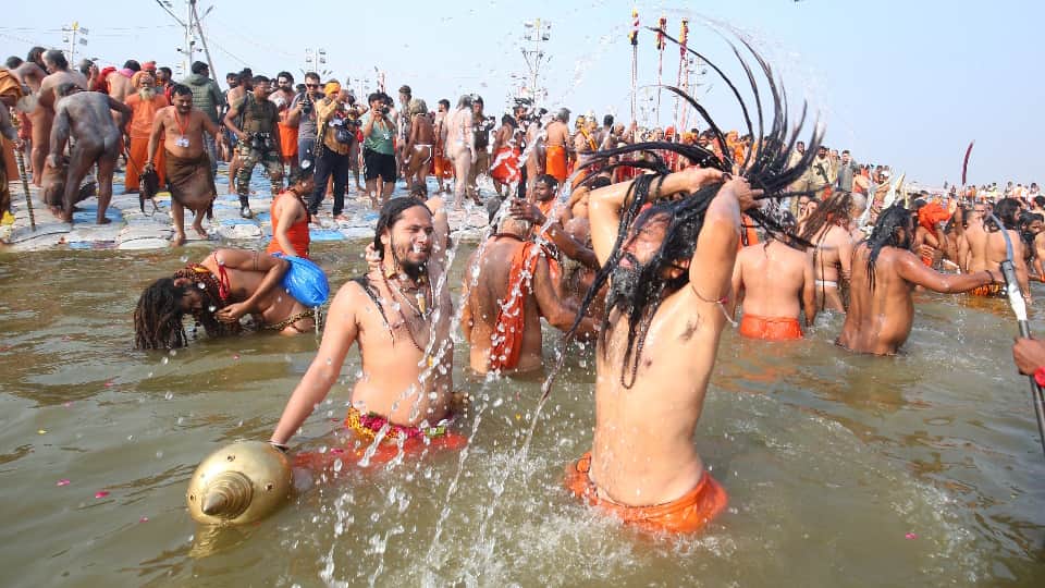 Mahakumbh 2025 Bath at any place in Mahakumbh area gives equal virtue Akhada Parishad explained importance