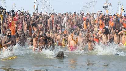Mahakumbh Stampede: 'गब्बर और महेंद्र... सुशीला बोल रही हूं', टावर के पास हूं, मुझे ले चलो; पांच हजार बिछड़े Mahakumbh Stampede Five thousand devotees got separated in fair most of them were reunited with their families