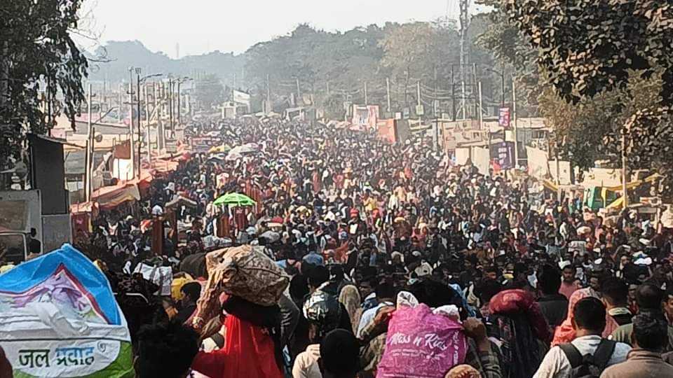 Mahakumbh Stampede: 'गब्बर और महेंद्र... सुशीला बोल रही हूं', टावर के पास हूं, मुझे ले चलो; पांच हजार बिछड़े Mahakumbh Stampede Five thousand devotees got separated in fair most of them were reunited with their families