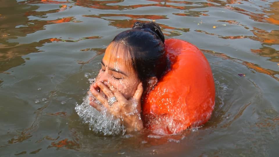 Mahakumbh 2025 Bath at any place in Mahakumbh area gives equal virtue Akhada Parishad explained importance