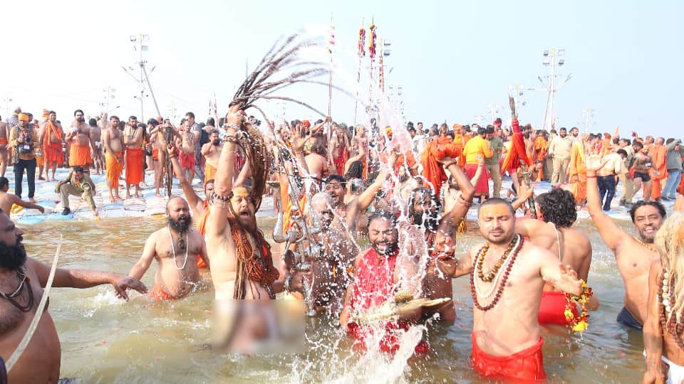 Mahakumbh 2025 Bath at any place in Mahakumbh area gives equal virtue Akhada Parishad explained importance